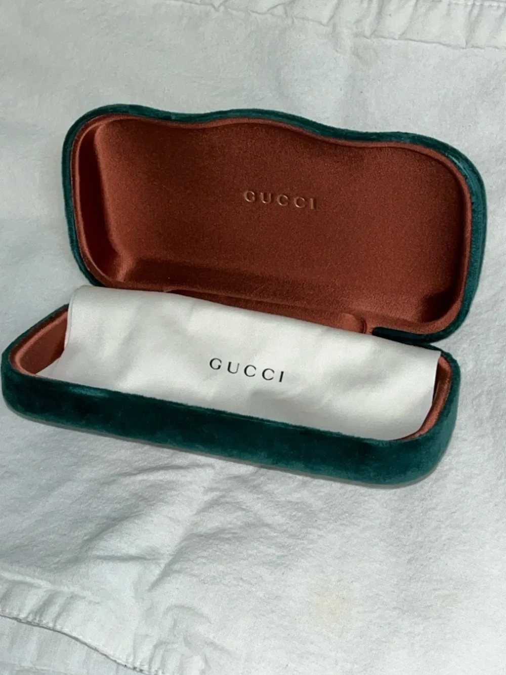 GUCCI AUTHENTIC DESIGNER GREEN VELVET CLAM SHELL EYEGLASS CASE - Picture 2 of 8